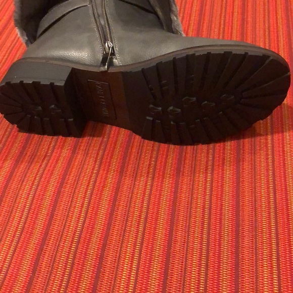 Boots - Picture 5 of 6